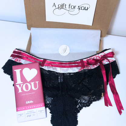 Blossom Short and I Love You Chocolate Letterbox Gift Set - 1 Short ( 6 - 18 ) and 1 Chocolate Bar 80g